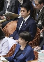 不倫報道の松本文科相更迭を否定　首相「仕事でしっかり返して」