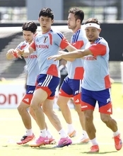 遠藤、スパイク着用で練習参加　日本代表、オランダ戦へ調整