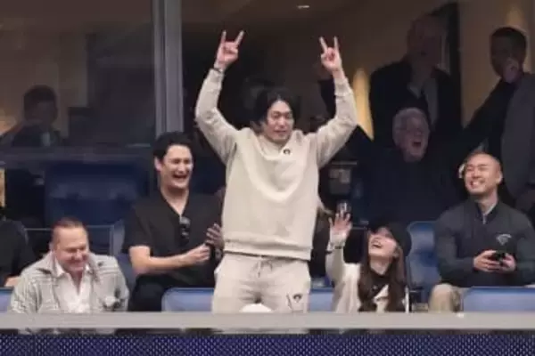 今井達也がNFL観戦　指で「H」ポーズつくる