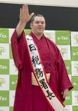 期限の「土俵際」で慌てずに　ウクライナ力士、確定申告PR