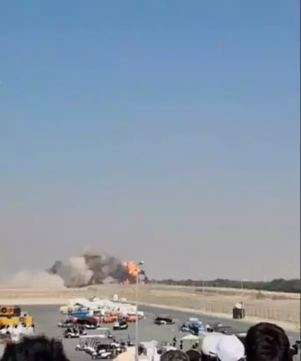 インド国産戦闘機が墜落　航空ショー中、パイロット死亡