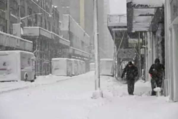 米北東部で記録的大雪　NYで50センチ、数百万人影響
