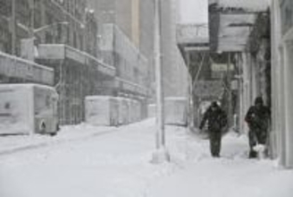 米北東部で記録的大雪　NYで50センチ、数百万人影響