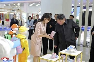 金正恩氏がアパレル展示会視察　北朝鮮、デザイン重視指示