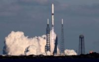 ベゾス氏の宇宙企業打ち上げ成功　ロケット1段目も初回収