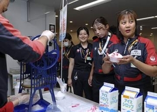 地上スタッフに氷や冷却服　酷暑の空港、熱中症対策