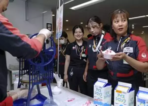 地上スタッフに氷や冷却服　酷暑の空港、熱中症対策