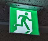 「誘導灯開始50年、点検は自動に　パナが人手不足で新製品を発売」の画像1