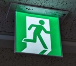 誘導灯開始50年、点検は自動に　パナが人手不足で新製品を発売