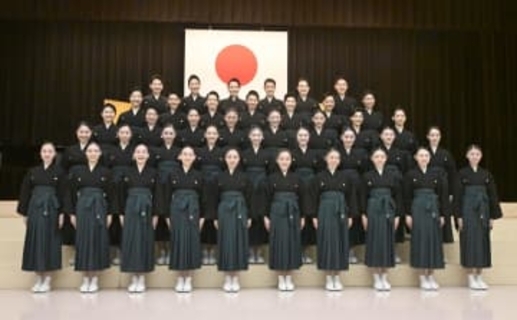 宝塚音楽学校、40人卒業　歌劇団初舞台へ決意