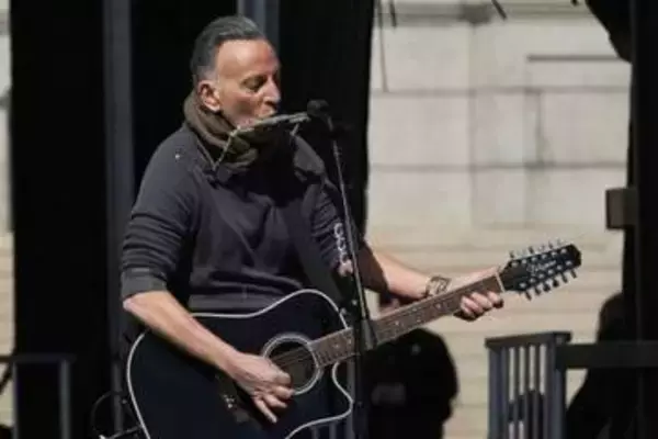 ロック界の大御所をまた中傷　米大統領「干からびたプルーン」