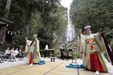 「熊野那智大社で桜花祭　和歌山、優雅に巫女舞う」の画像1
