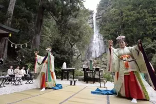 熊野那智大社で桜花祭　和歌山、優雅に巫女舞う