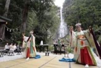 熊野那智大社で桜花祭　和歌山、優雅に巫女舞う