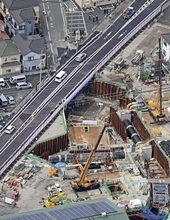 埼玉の道路陥没、県道が一部再開　1年2カ月ぶり、橋を仮設