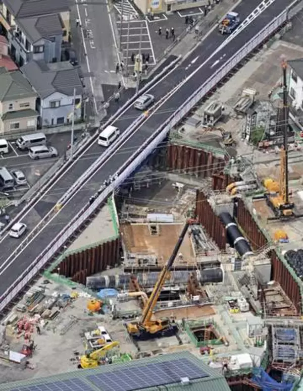 埼玉の道路陥没、県道が一部再開　1年2カ月ぶり、橋を仮設