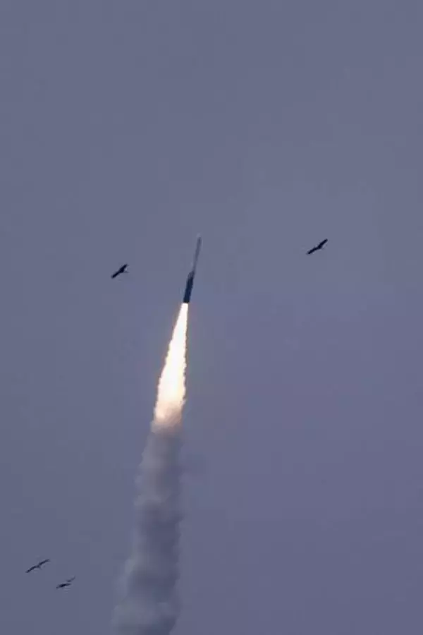 インド、民間初の軌道投入　ロケット打ち上げ成功