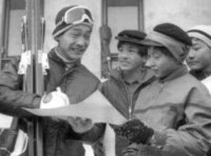 ＜あのころ＞サインに応じる笠谷選手　55年前の1月7日