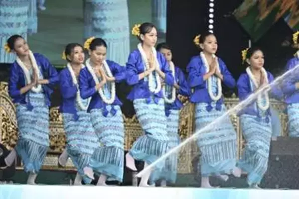 ミャンマーで水かけ祭り　仏教正月「民政移管」後初