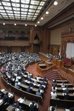 首相「医療の基盤堅持」　改革法案参院審議入り