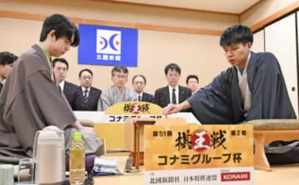 藤井、急戦策で対応　将棋、棋王戦第2局始まる