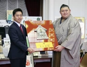 大の里、府庁訪問で「頑張る」　昨年の春場所優勝
