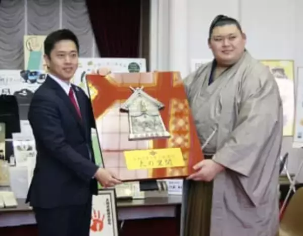 大の里、府庁訪問で「頑張る」　昨年の春場所優勝