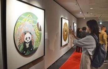 東京でパンダの漆芸作品展　愛らしい姿表現、11月まで
