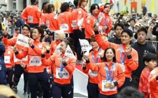 金の「りくりゅう」らに大歓声　冬季五輪パラ、都内で初パレード