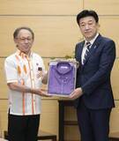「沖縄知事、木原氏にかりゆし贈呈　「連日着たい」全閣僚の着用約束」の画像1