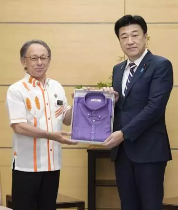 沖縄知事、木原氏にかりゆし贈呈　「連日着たい」全閣僚の着用約束