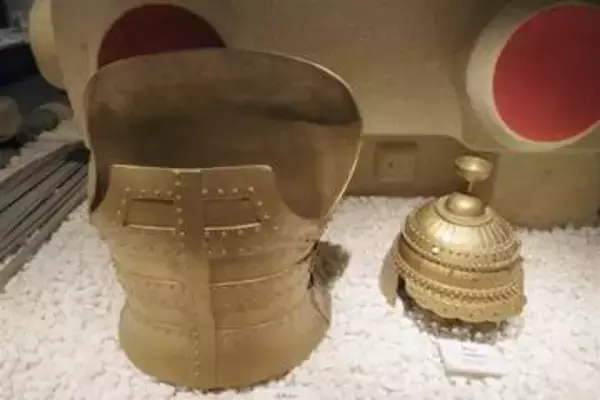福岡・沖ノ島に金メッキの甲冑　5世紀ごろ、祭祀跡から破片