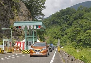 ホワイトロード全線開通　石川・岐阜、雄大な眺望