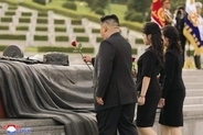 金正恩氏と娘、戦死者の墓訪問　朝鮮戦争休戦73年で