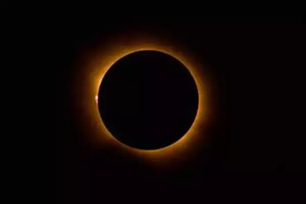 欧州で27年ぶり皆既日食　「黒い太陽」を堪能