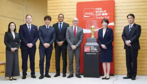 高市首相「日本に持ち帰って」　サッカーW杯優勝トロフィー掲げ