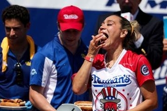 須藤さんが早食い12回目の優勝　10分間にホットドッグ38個