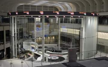 東証、午前終値は6万8098円　中東情勢の先行きを懸念