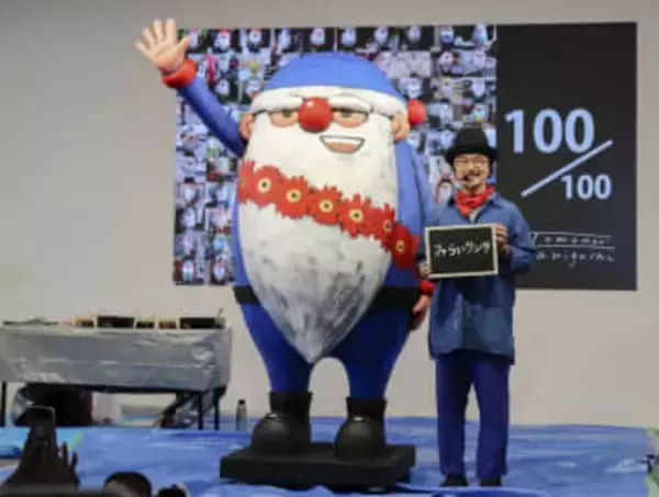 町にあふれるサンタ、100人に　絵本作者が制作、大阪・四條畷