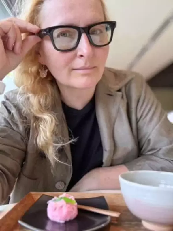 戦禍の故郷思い個展開催、「暗闇照らす」　昭和の大横綱大鵬を描くウクライナ人画家