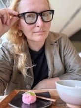 戦禍の故郷思い個展開催、「暗闇照らす」　昭和の大横綱大鵬を描くウクライナ人画家