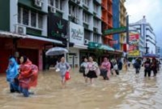 タイ南部洪水で19人死亡　断続的豪雨、観光客孤立も