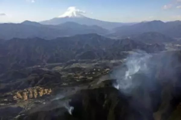 山梨山火事、焼損74ヘクタール　住宅まで30メートル「危険大」
