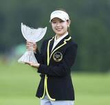 「22歳吉田鈴が混戦制して2勝目　女子ゴルフ最終日」の画像1