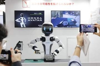 ホンダ、遠隔操作ロボットを披露　「アシモ」継承、人間並み器用
