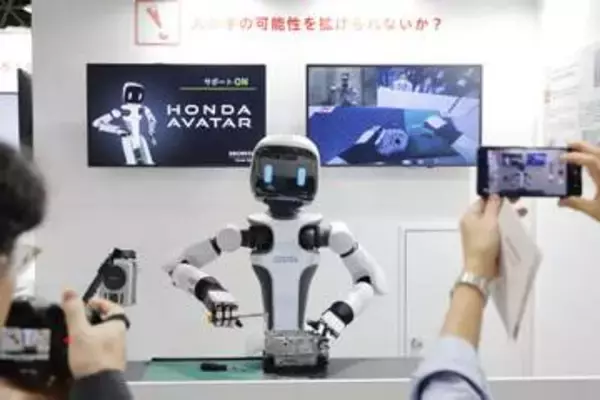 ホンダ、遠隔操作ロボットを披露　「アシモ」継承、人間並み器用