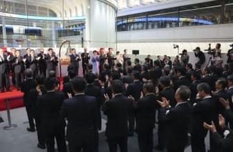 東証「記録と記憶に残る1年」　大納会、高市首相も出席