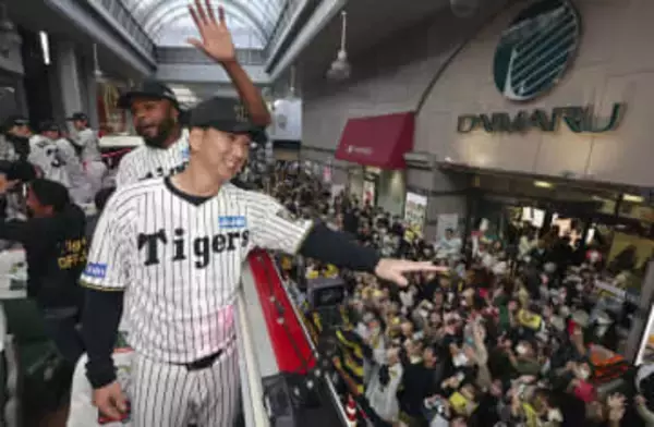 阪神の藤川監督、凱旋「恩返し」　高知で優勝パレード