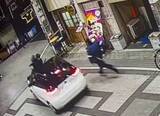 「ボンネットに警官乗せ700m　大阪、殺人未遂容疑40歳男逮捕」の画像1