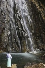 那智の滝、滝つぼ凍る　和歌山、寒波で岩肌白く雪化粧